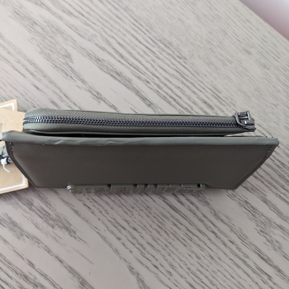 STEVE MADDEN WRISTLET - Picture 4 of 6